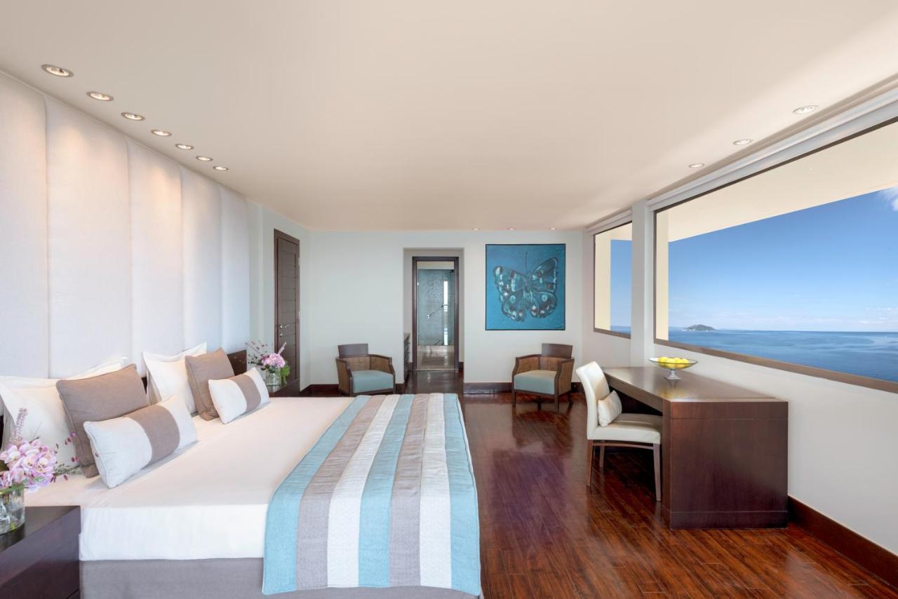 Porto Carras Meliton Hotel Neos Marmaras Exterior foto A room at the hotel