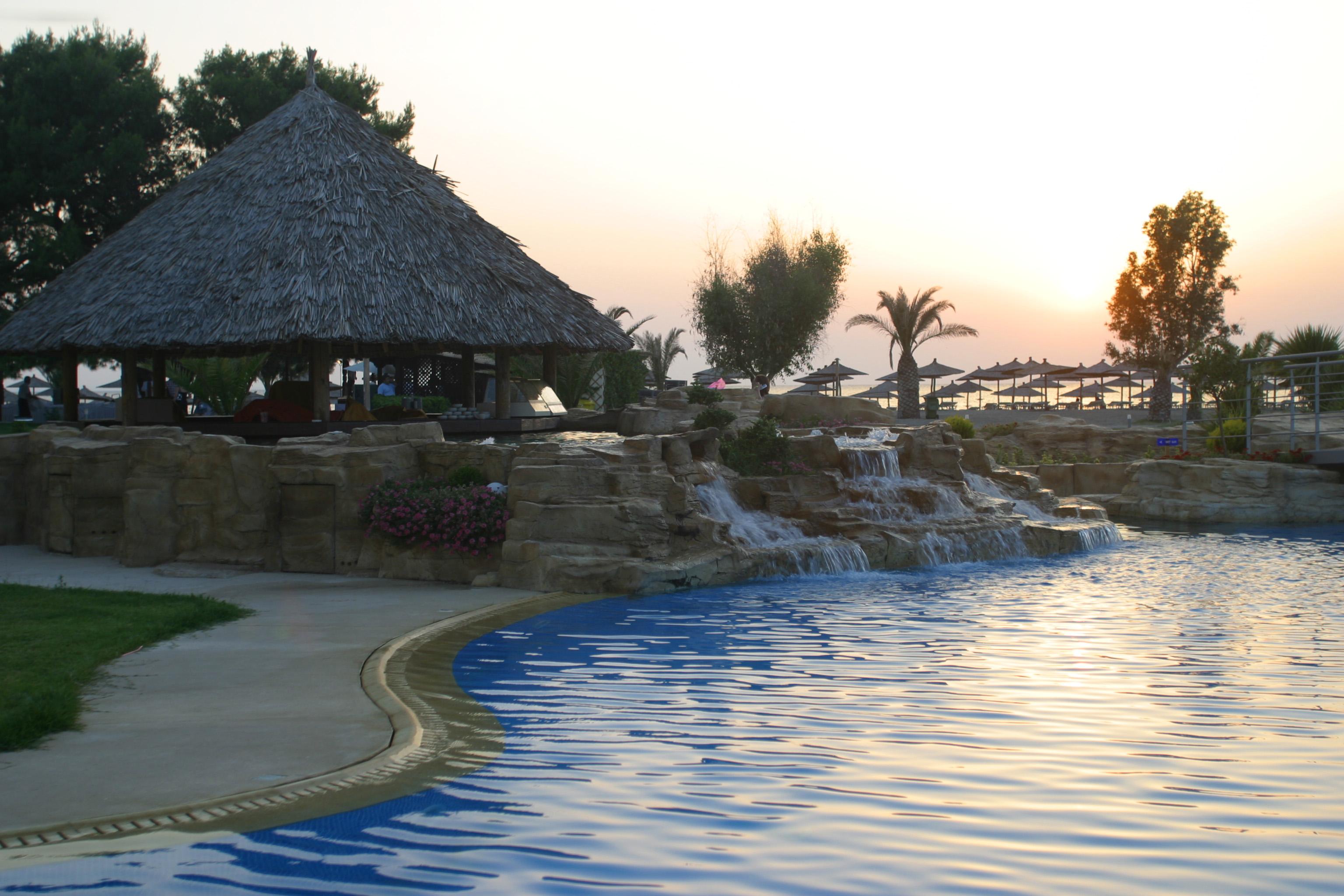 Porto Carras Meliton Hotel Neos Marmaras Exterior foto Sunset at the pool