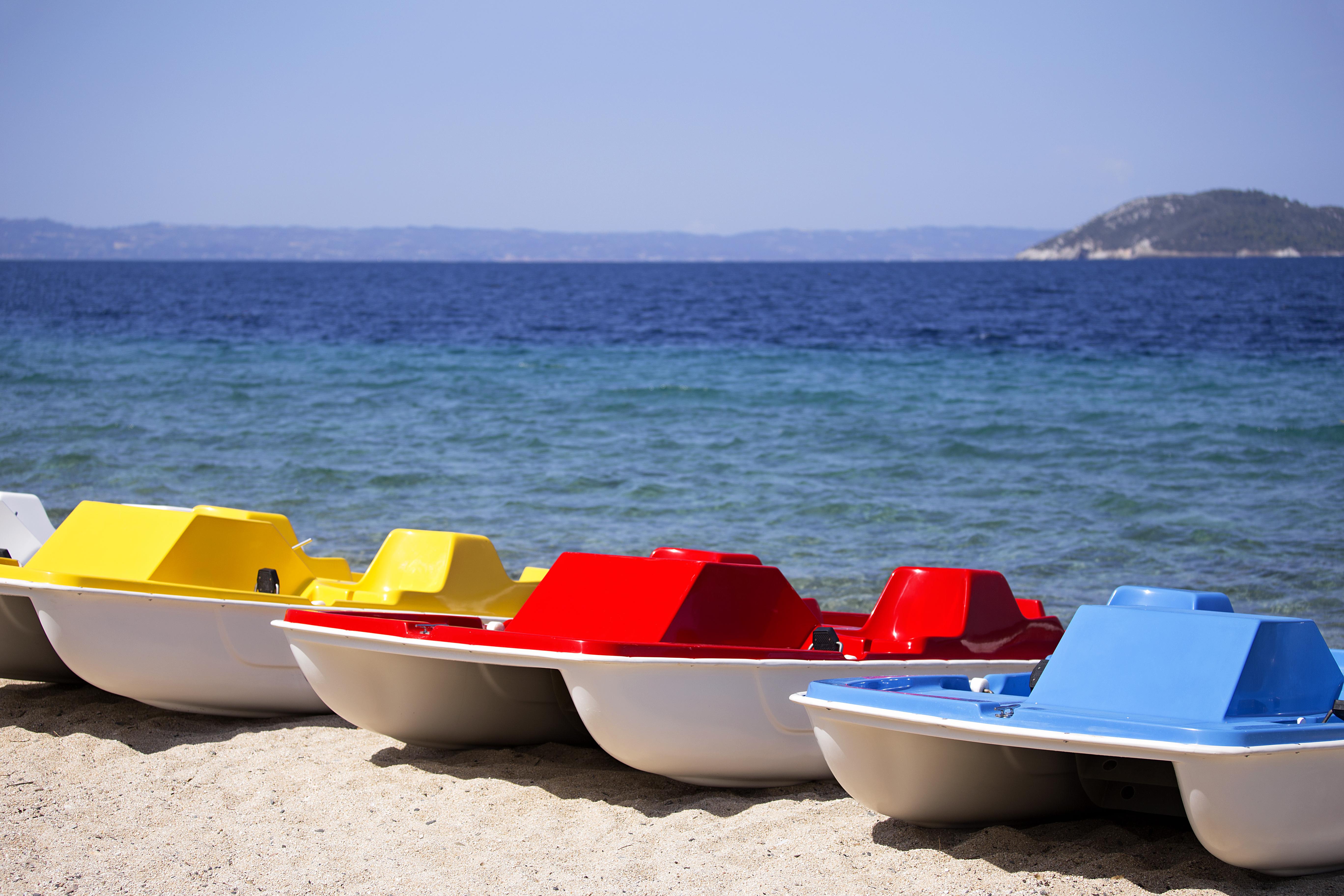 Porto Carras Meliton Hotel Neos Marmaras Exterior foto Pedal boats on a beach