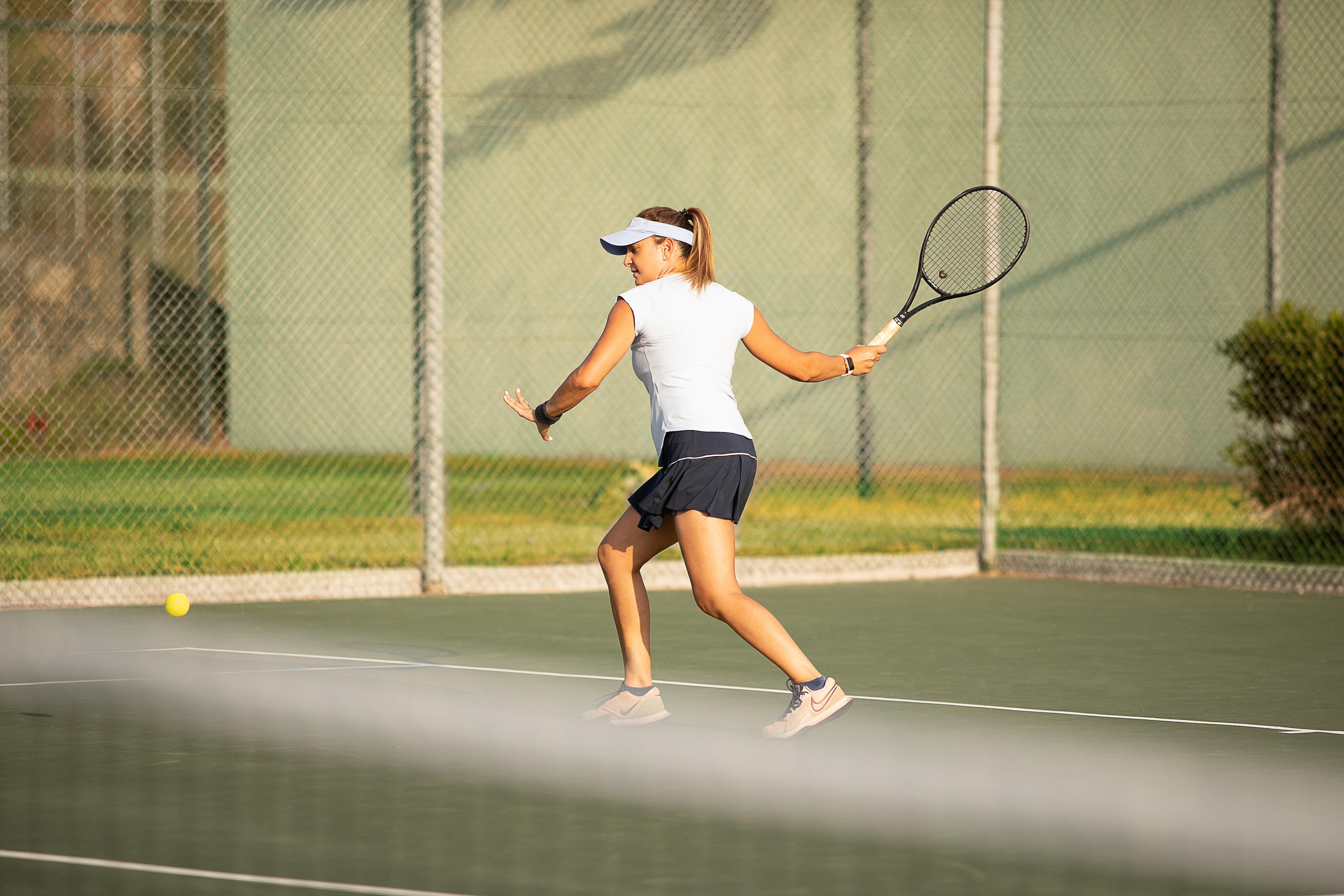 Porto Carras Meliton Hotel Neos Marmaras Exterior foto A player preparing to hit a backhand