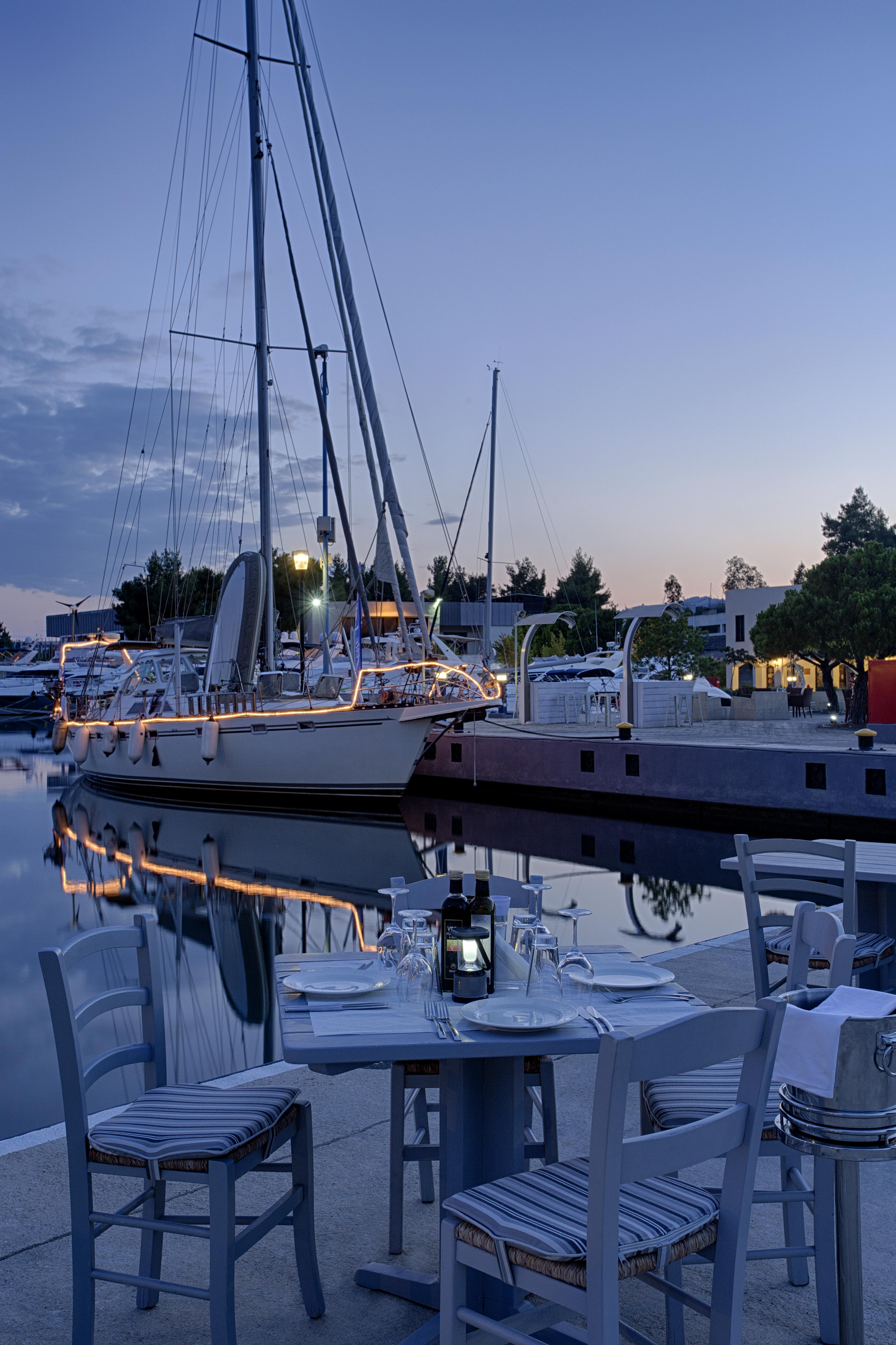 Porto Carras Meliton Hotel Neos Marmaras Exterior foto Marina at night