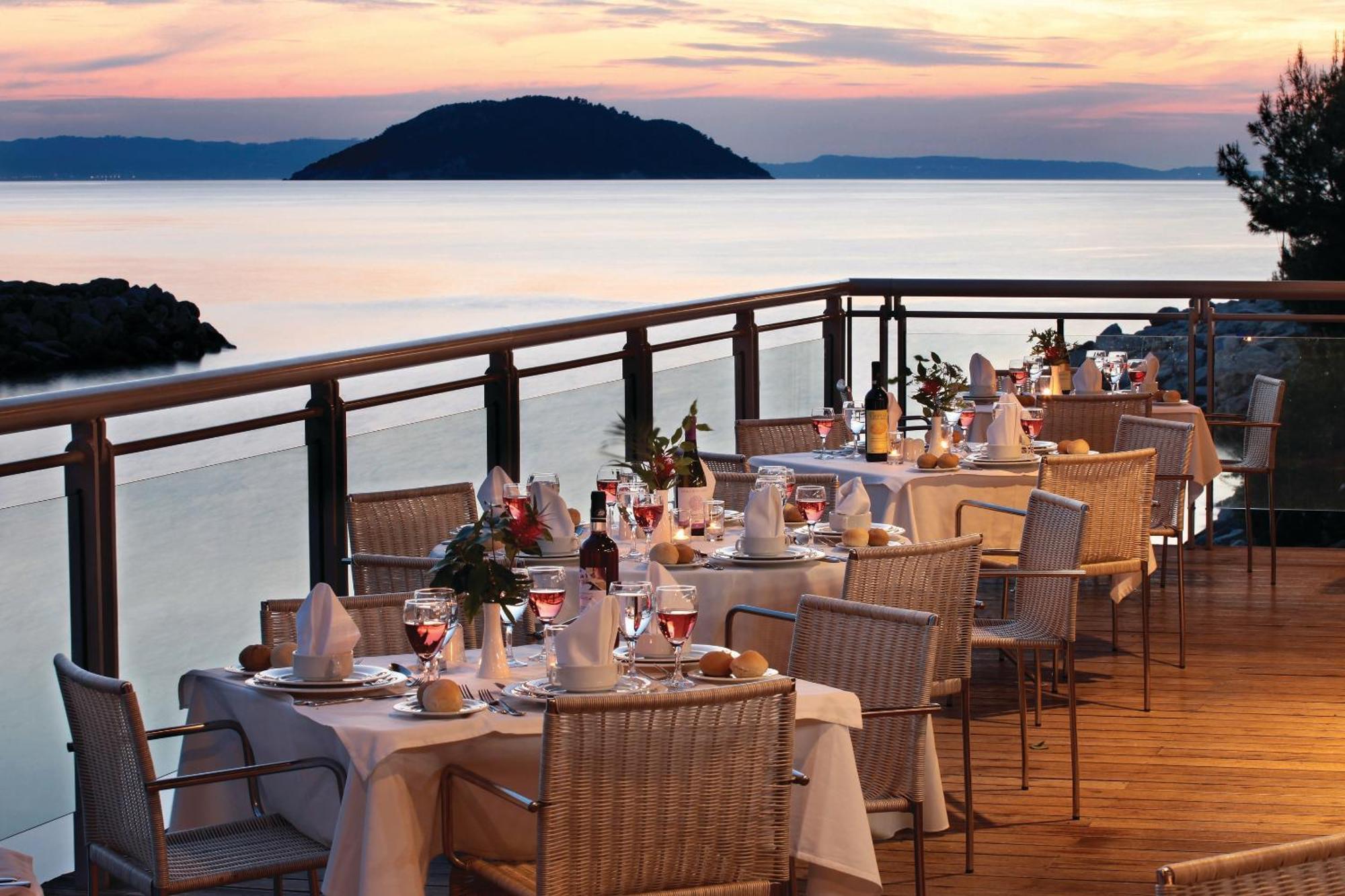 Porto Carras Meliton Hotel Neos Marmaras Exterior foto The Deck